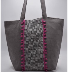 Sac Saint Tropez taupe avec des motifs en chevron et pompons rose fushia